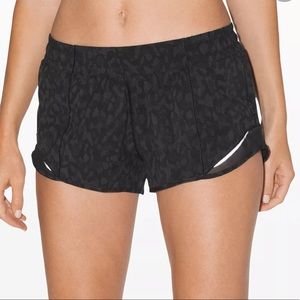 Lululemon HOTTY HOT SHORT II *2.5" black camo